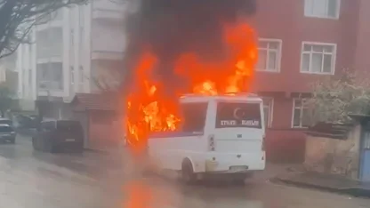 Park halindeki yolcu minibüsü alev topuna döndü