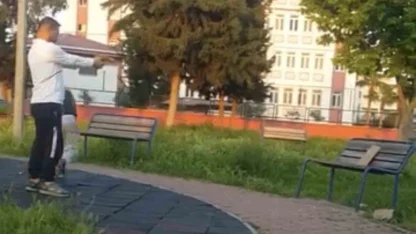 Parkta çocuğa oyuncak silahla atış talimi yaptırdı