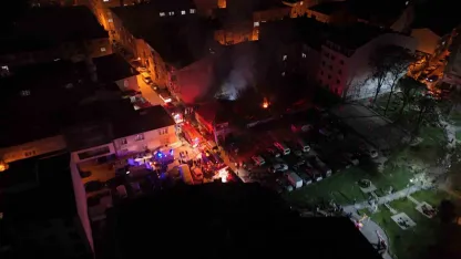 Patlama sesleri gelen gecekondu bahçesinde çıkan yangın yan binaya sıçradı