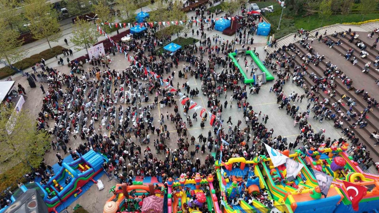 Pendik’te 23 Nisan coşkusunun yaşandığı çocuk şenliği havadan görüntülendi