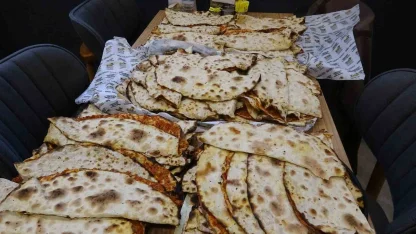 Pendik’te Milli Takım sevinci: 20 bin lokma, 1000 lahmacun dağıtıldı