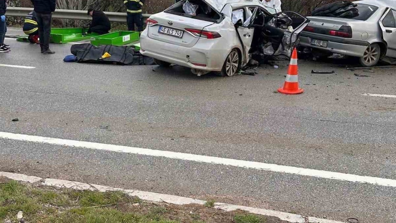Polatlı’da iki otomobil kafa kafaya çarpıştı: 4 ölü