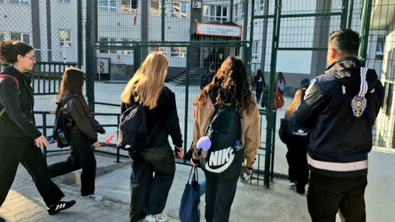 Polis okul önlerinde kuş uçurtmuyor