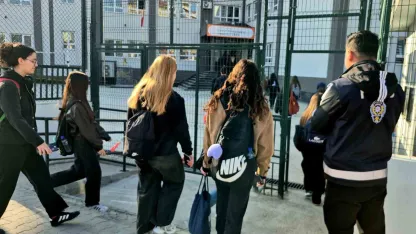 Polis okul önlerinde kuş uçurtmuyor