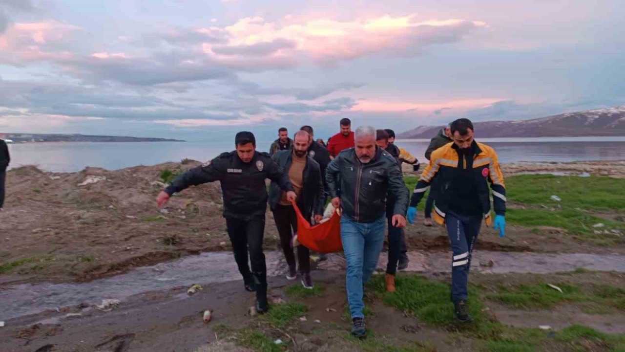 Polisler soğuk havaya aldırış etmeden Van Gölü’ne girip vatandaşı kurtardı