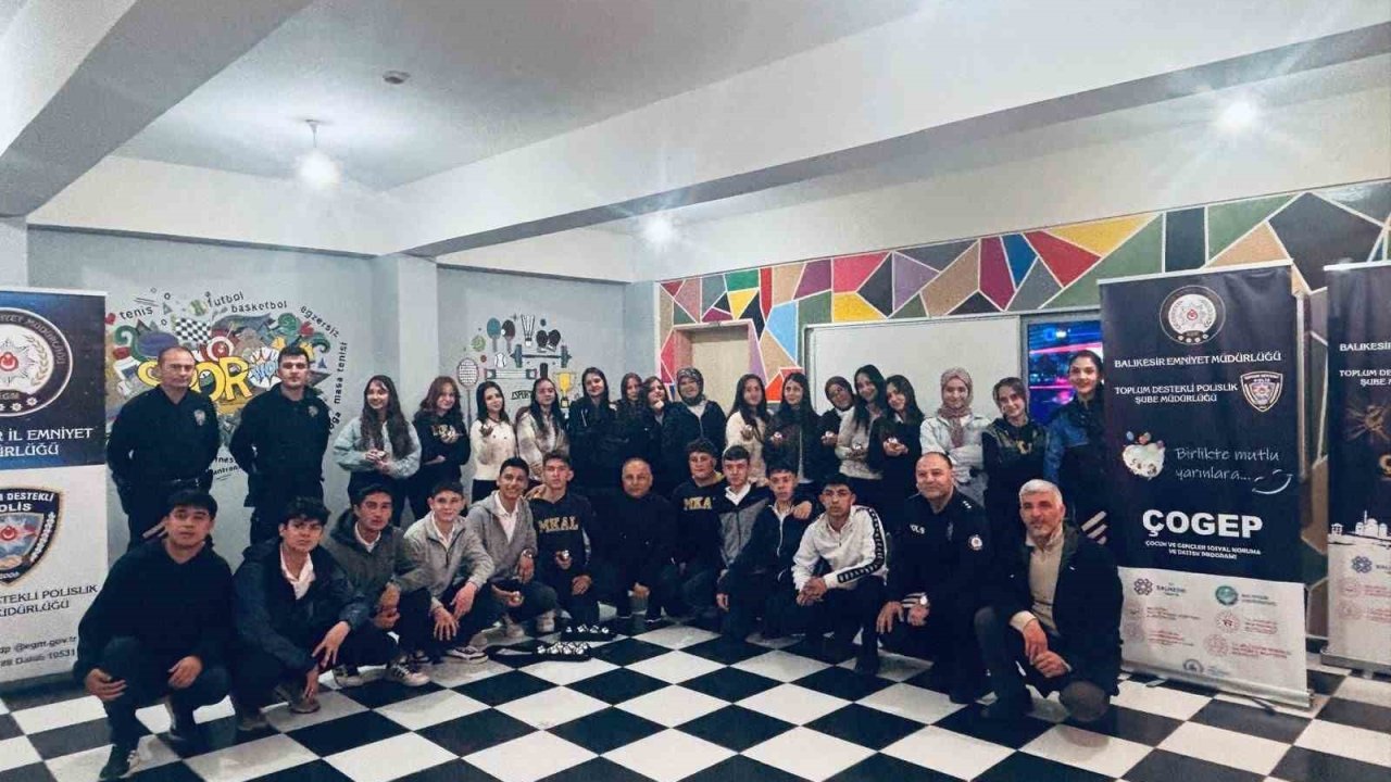 Polisten 50 öğrenciye kurs malzemesi yardımı