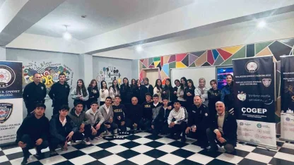 Polisten 50 öğrenciye kurs malzemesi yardımı