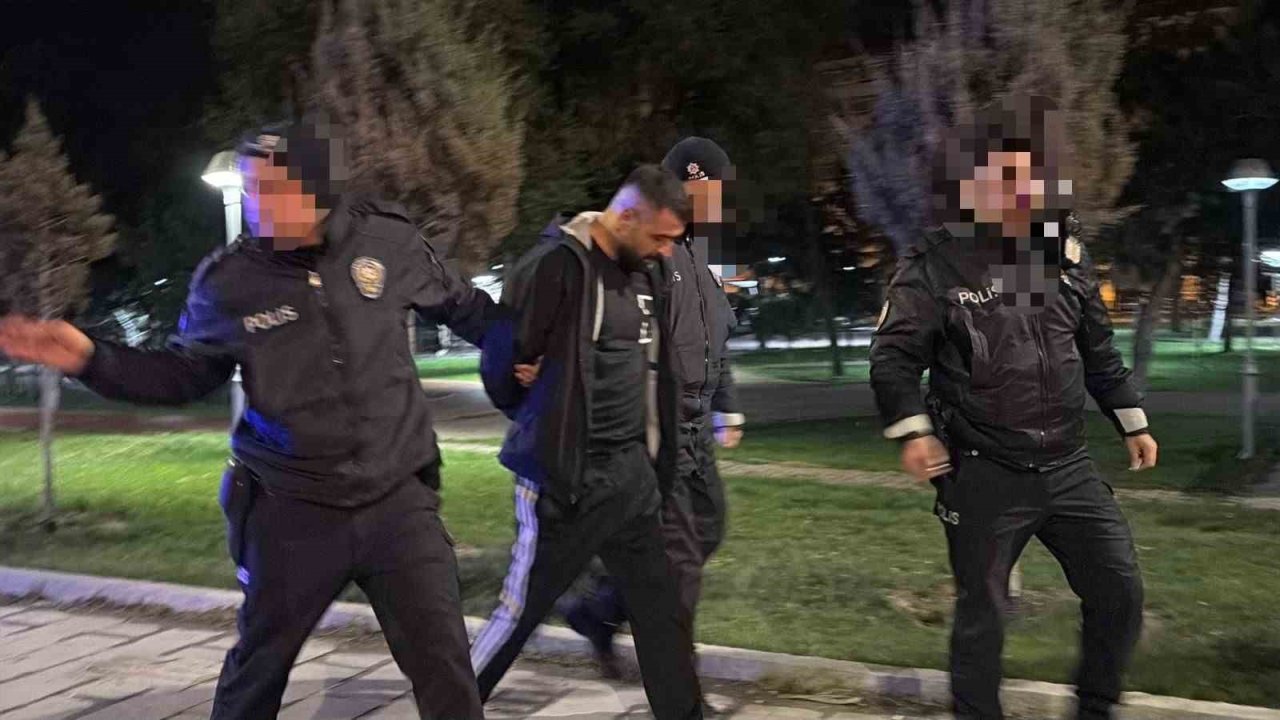 Polisten kaçarken, yola fırlattığı kağıttan uyuşturucu çıktı