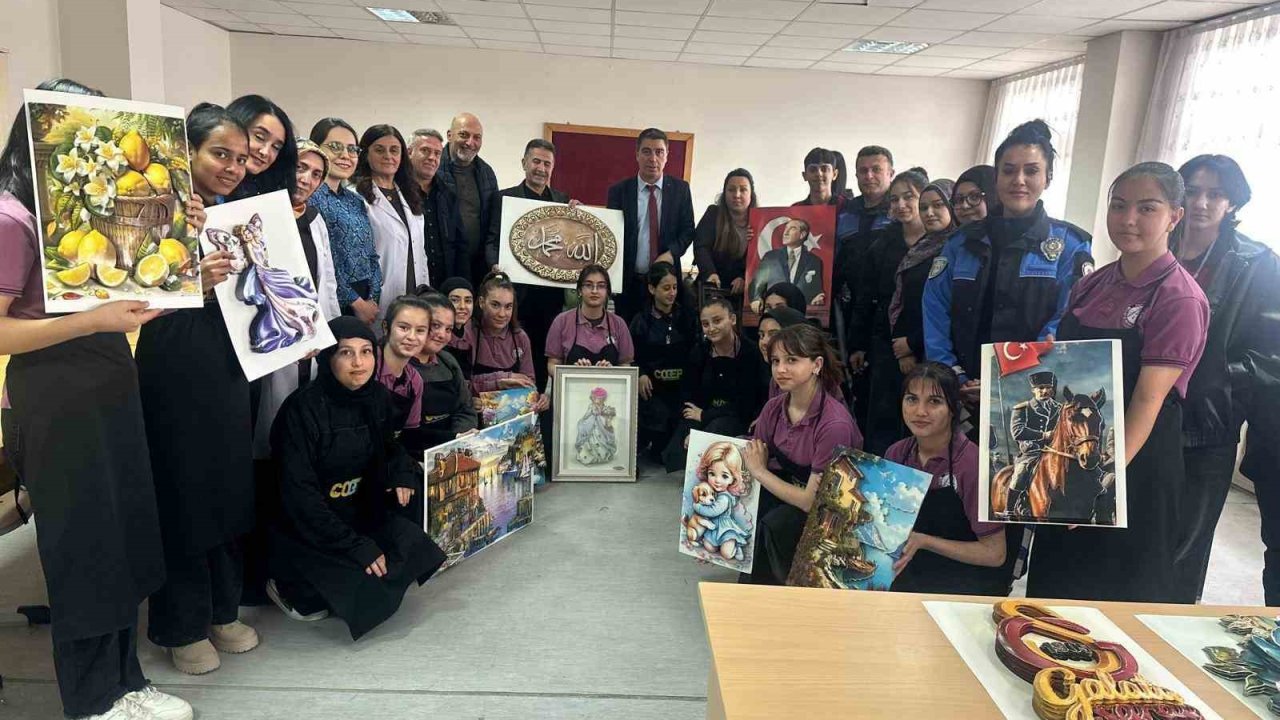 Polisten öğrencilere destek: Kâğıt rölyef kursu ziyaret edildi