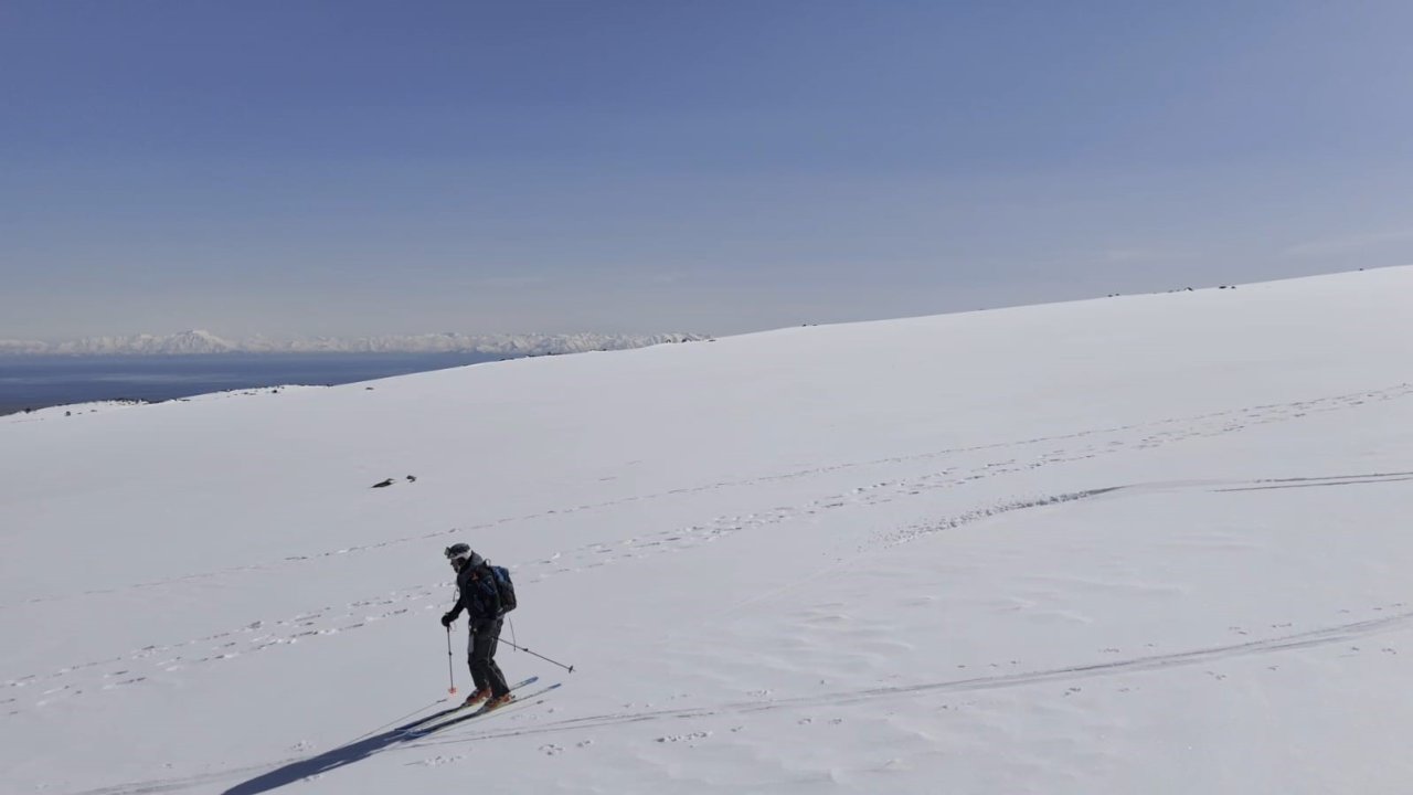 Polonyalı dağcılar Süphan Dağı’ndan kayakla indi