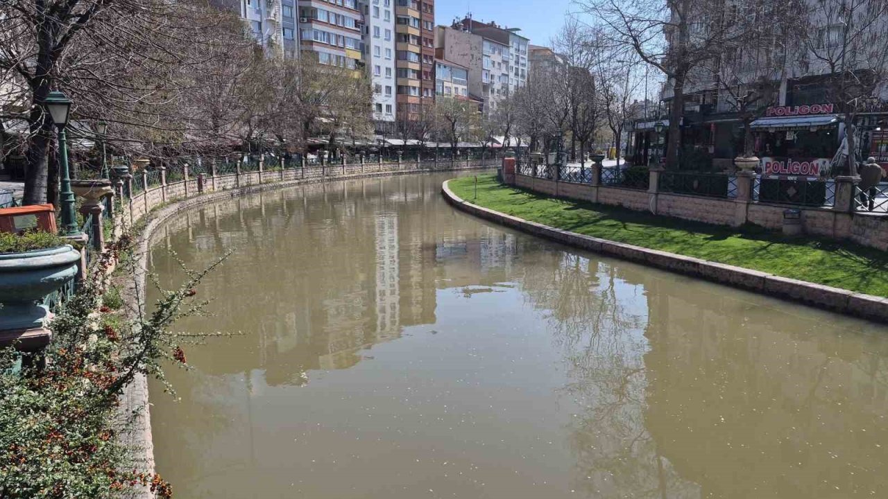 Porsuk Çayı kahverengine büründü
