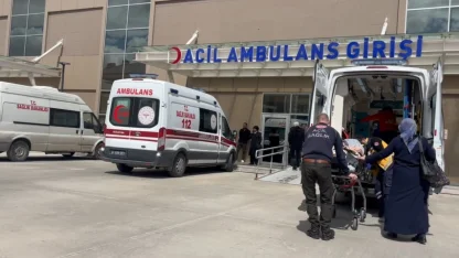 Refahiye’de trafik kazasında yaralanan 6 kişi Erzincan’daki hastaneye getirildi
