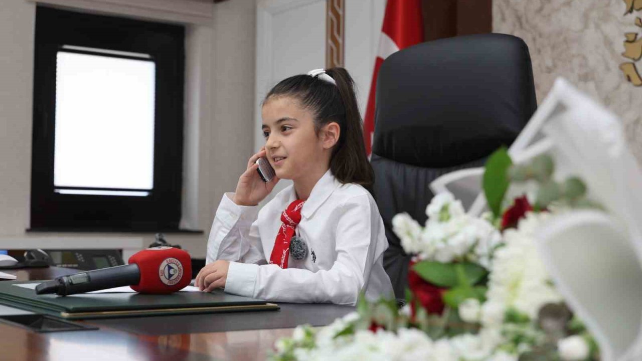 Rektör Prof. Dr. Altun, koltuğunu Minik Emine Defne’ye devretti