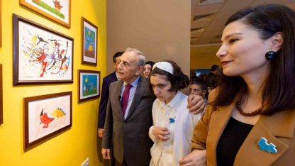 Renklerin diliyle farkındalık: Ayşegül’ün sergisi büyük ilgi gördü