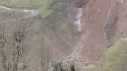 Rize’de yamaçtan düşen kaya saniye saniye kameraya yansıdı