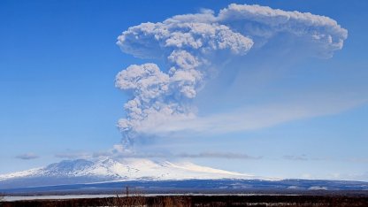 Rusya’daki Şiveluç Yanardağı 11 kilometre yüksekliğe kül püskürttü