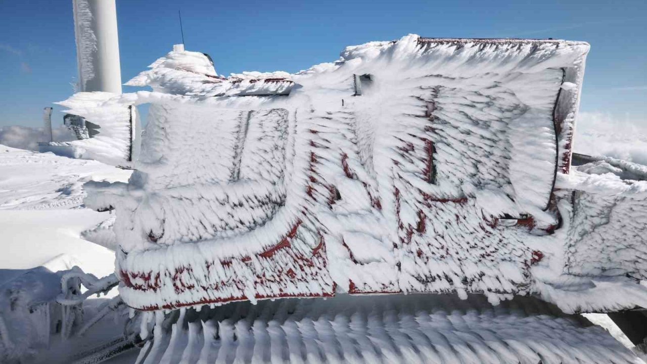 Rüzgâr türbinlerine ulaşmak için karla kaplı yollarda adeta tünel açtılar