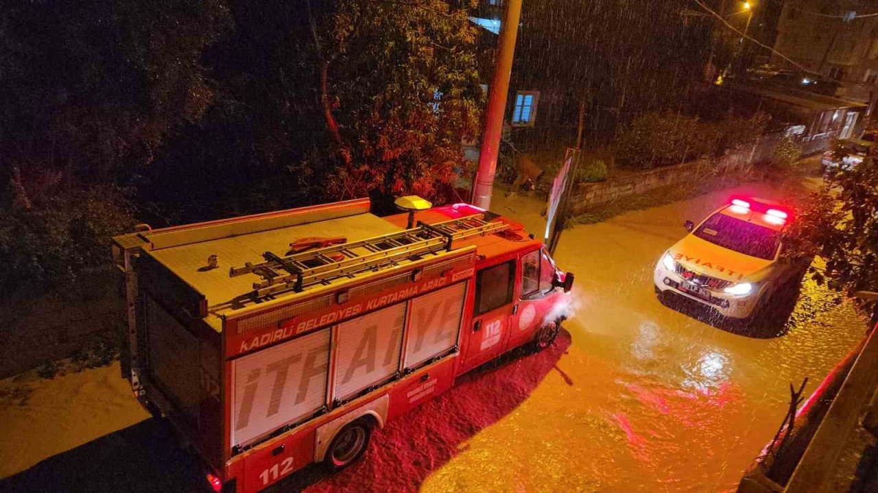 Sağanak sonrası Savrun Çayı taştı, Kadirli’de hayat durma noktasına geldi