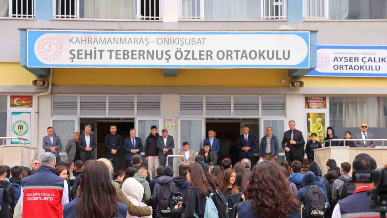 Saldırının gerçekleştiği okulun velileri çocuklarını öperek okula yolladı