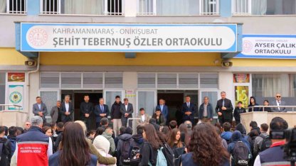 Saldırının gerçekleştiği okulun velileri çocuklarını öperek okula yolladı