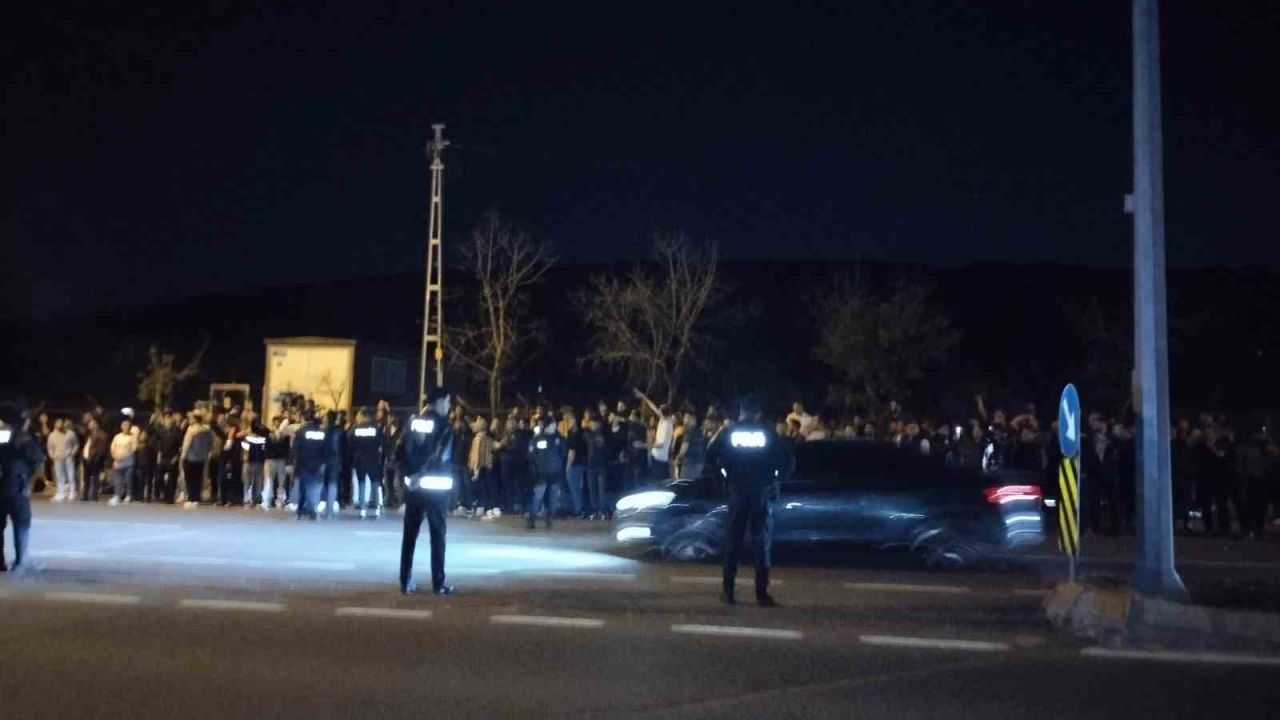 Samandıra’da Fenerbahçeli taraftarlar yönetim ve futbolculara tepki gösterdi