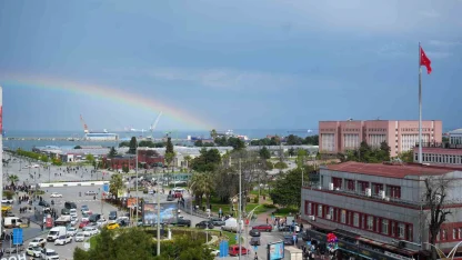 Samsun’da yağmur sonrası deniz üzerinde gökkuşağı oluştu