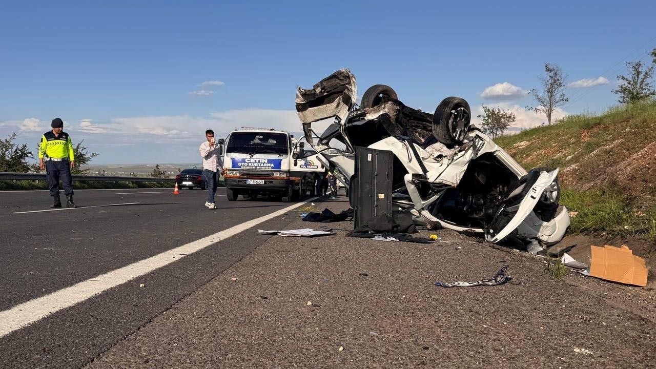 Şanlıurfa’da hafif ticari araç otomobille çarpıştı: 3 ölü, 5 yaralı