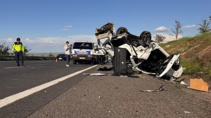 Şanlıurfa’da hafif ticari araç otomobille çarpıştı: 3 ölü, 5 yaralı