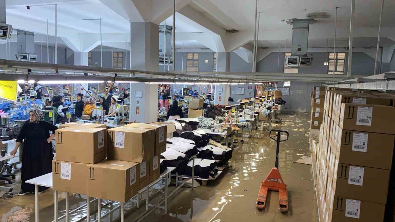 Şanlıurfa’da sağanak yağış fabrikayı göle çevirdi