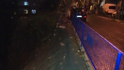 Sarıyer’de yağmur sebebiyle çöken kaldırıma belediye müdahale etmedi