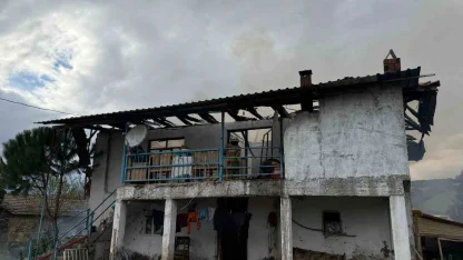 Selendi’de 2 katlı ev yangında kül oldu