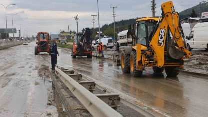 Selle birlikte araçları mahsur kaldığı karayolu ulaşıma açıldı