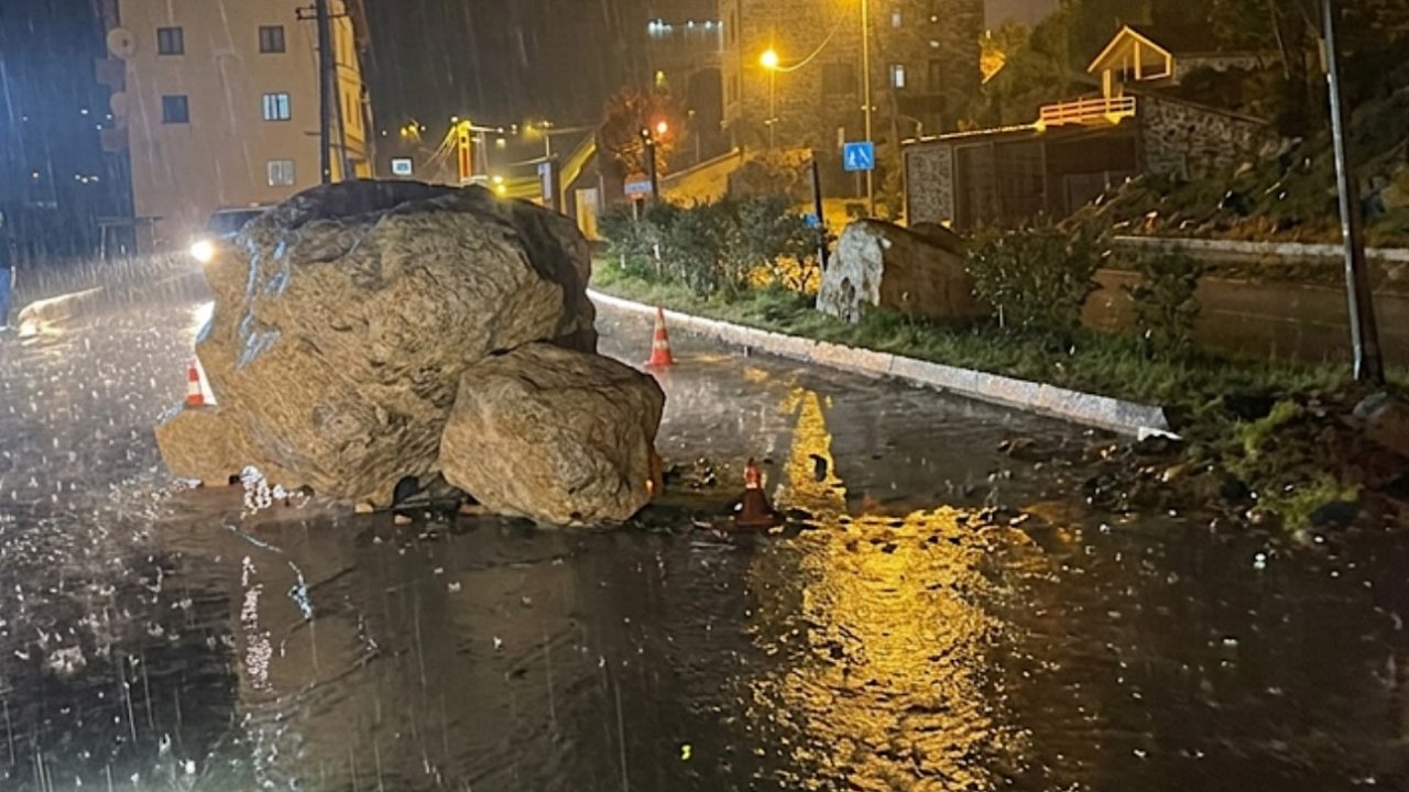 Şemdinli’de yola dev kaya parçaları düştü