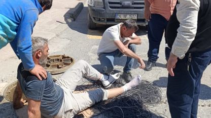 Servis aracı, cadde üzerinde çalışan işçinin ayağını ezdi