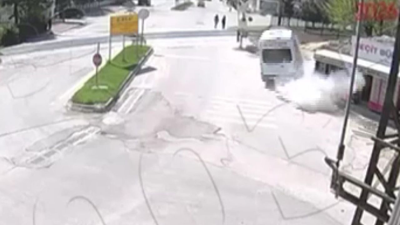 Servis minibüsü kaldırıma çarparak durağı yere serdi: İki genç kızın saniyelerle kurtulduğu kaza anı kamerada