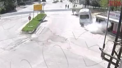 Servis minibüsü kaldırıma çarparak durağı yere serdi: İki genç kızın saniyelerle kurtulduğu kaza anı kamerada