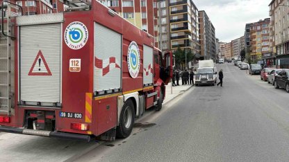Seyir halindeki kamyonetten dumanlar yükseldi