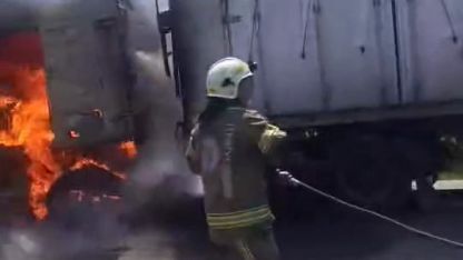 Seyir halindeki tır alev alev yandı