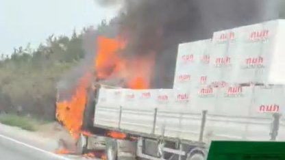 Seyir halindeki tır alevlere teslim oldu