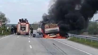 Seyir halindeki tomruk yüklü kamyon alevlere teslim oldu