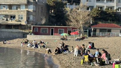 Sıcak havanın tadını sahilde değerlendirdiler