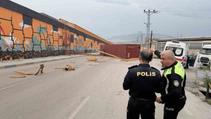 Şiddetli fırtınanın tırda taşınan konteyneri uçurduğu anlar kamerada