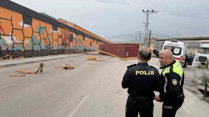 Şiddetli fırtınanın tırda taşınan konteyneri uçurduğu anlar kamerada