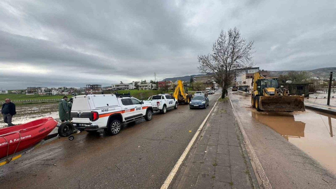 Siirt’te gece yağışı sele dönüştü, ev ve iş yerlerini su bastı