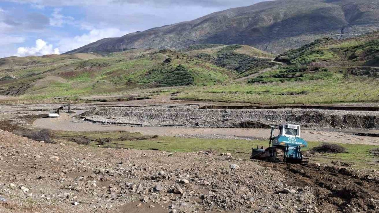 Siirt’te taşkın riskine karşı müdahale çalışmaları sürüyor