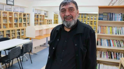 Sinema ve tiyatro oyuncusu Ahmet Yenilmez savaşta mezun veremeyen okulun öğrencileri ile buluştu