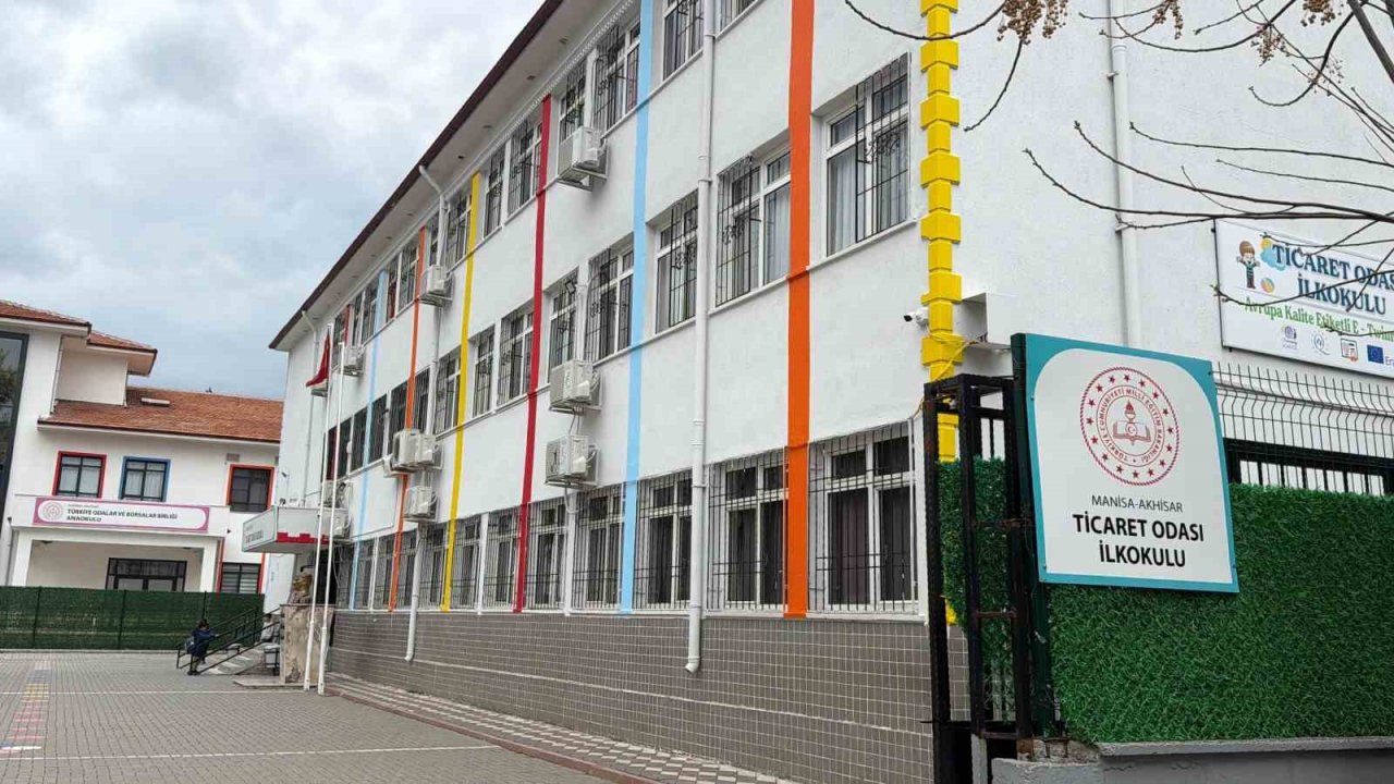 Sınıfın düşen tavan sıvası 3 öğrenciyi yaraladı