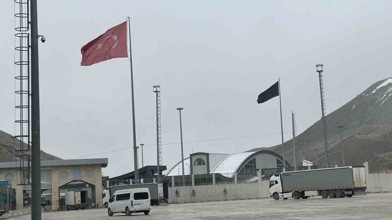Sınır kapılarında sevkiyatlar koordineli, yolcu geçişleri kontrollü sürdürülüyor