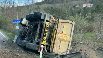 Sinop’ta kamyon devrildi: Sürücü yaralandı