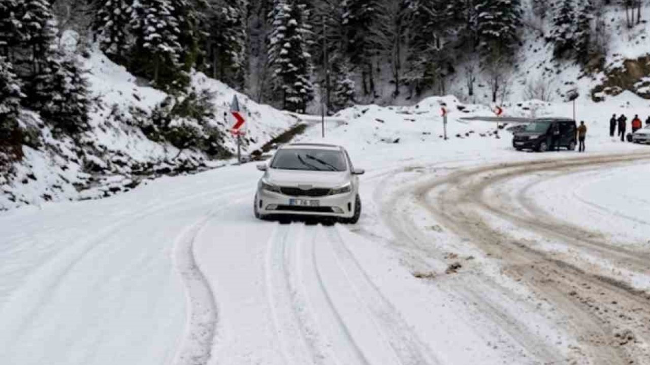 Sinop’ta kar yağışı etkili oldu, sürücüler zor anlar yaşadı